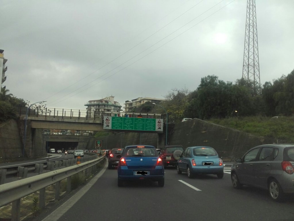 Incidente in viale Mediterraneo, 4 mezzi coinvolti: un ferito, condizioni traffico ripristinate