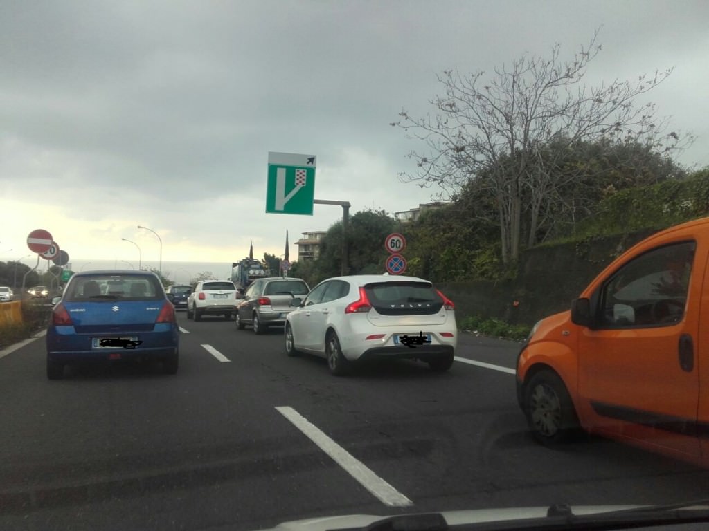 Incidente stradale in Viale Mediterraneo: 5 macchine coinvolte e traffico in tilt