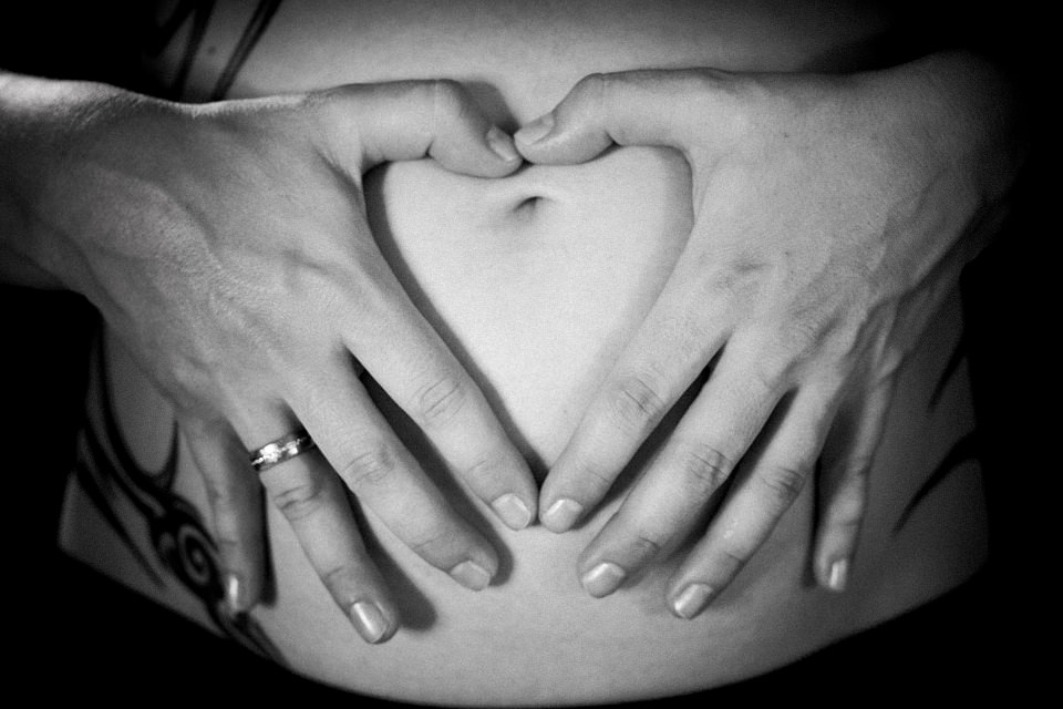 Donna incinta non vuole il bambino: si lancia contro il tavolo per abortire