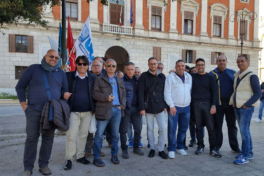 Sit-in lavoratori dell’accoglienza migranti: “Non percepiamo stipendi”