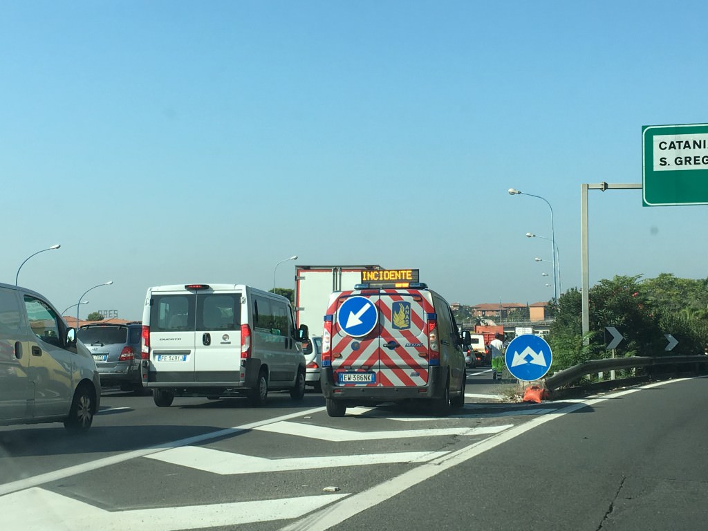Incidente in tangenziale, 4 mezzi coinvolti. Disagi alla viabilità