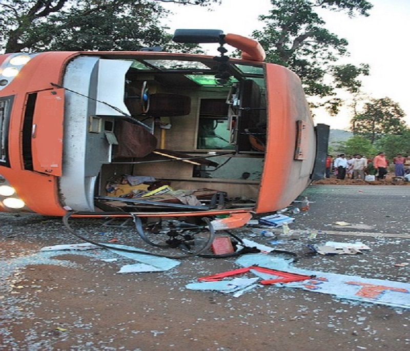 Scuolabus si schianta contro un albero: morti sei bambini