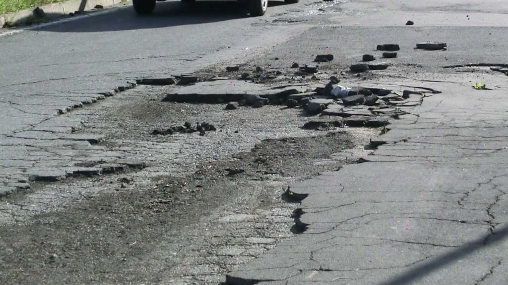 Quartiere di Vaccarizzo isolato, cede una parte della strada e il bus è costretto a cambiare percorso