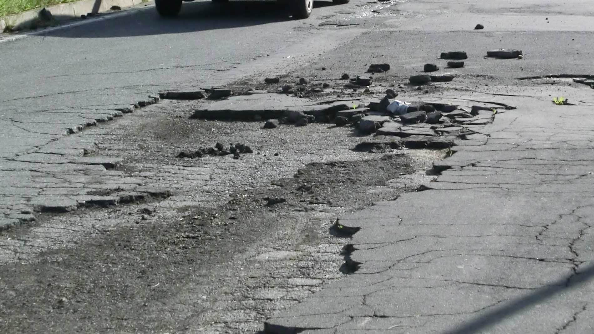 Quartiere di Vaccarizzo isolato, cede una parte della strada e il bus è costretto a cambiare percorso