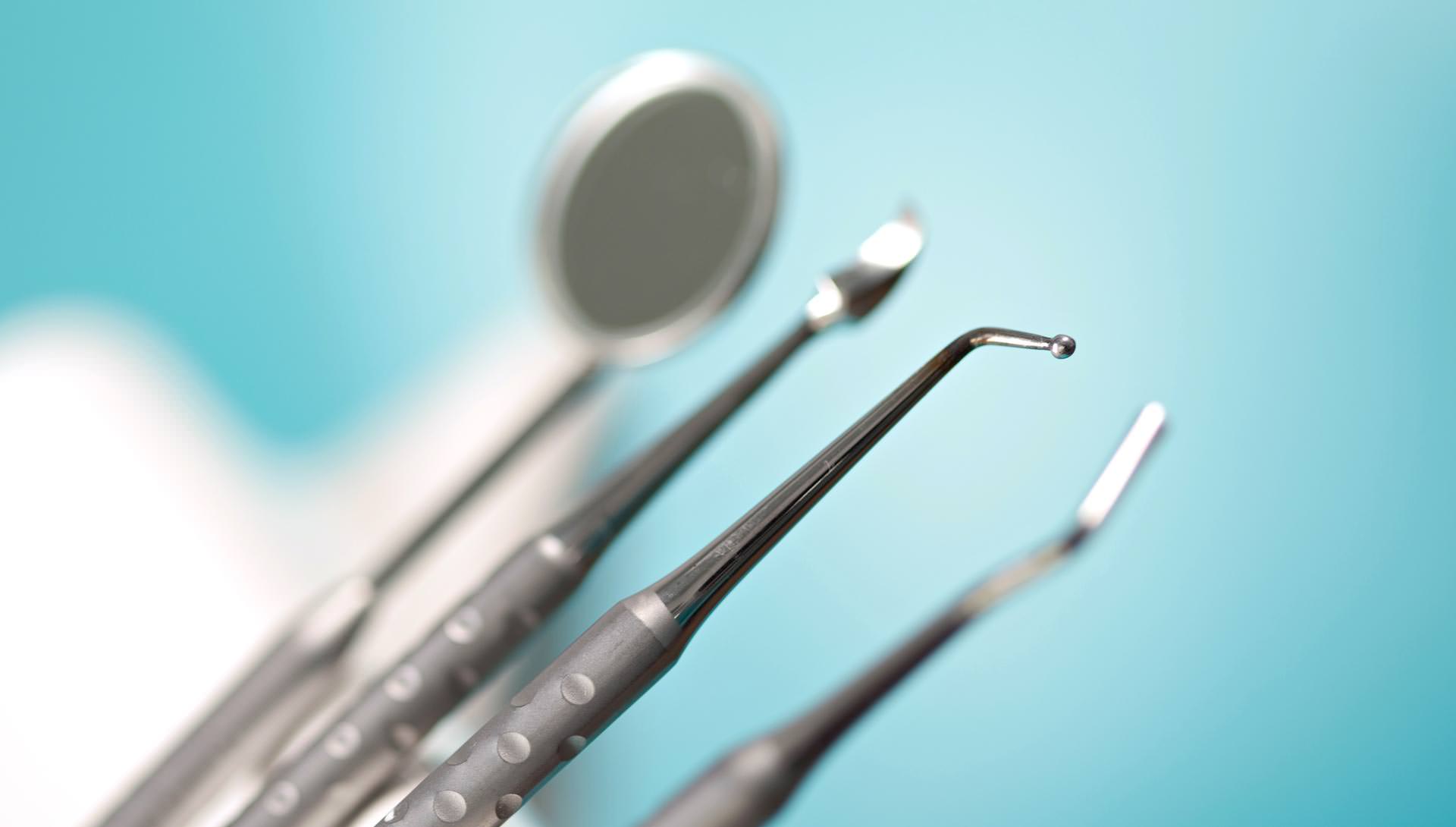 Si spaccia per dentista per 7 anni, le Fiamme Gialle scoprono la “copertura”: scatta la denuncia