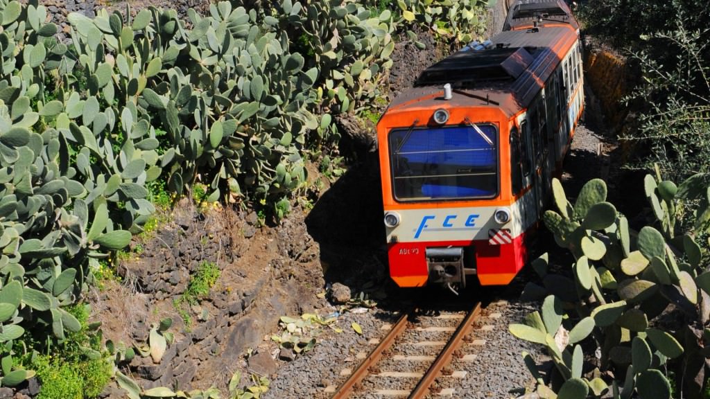 Paternò, il caso dell’inefficienza dei trasporti FCE: la lettera di un utente e la risposta del Direttore Fiore