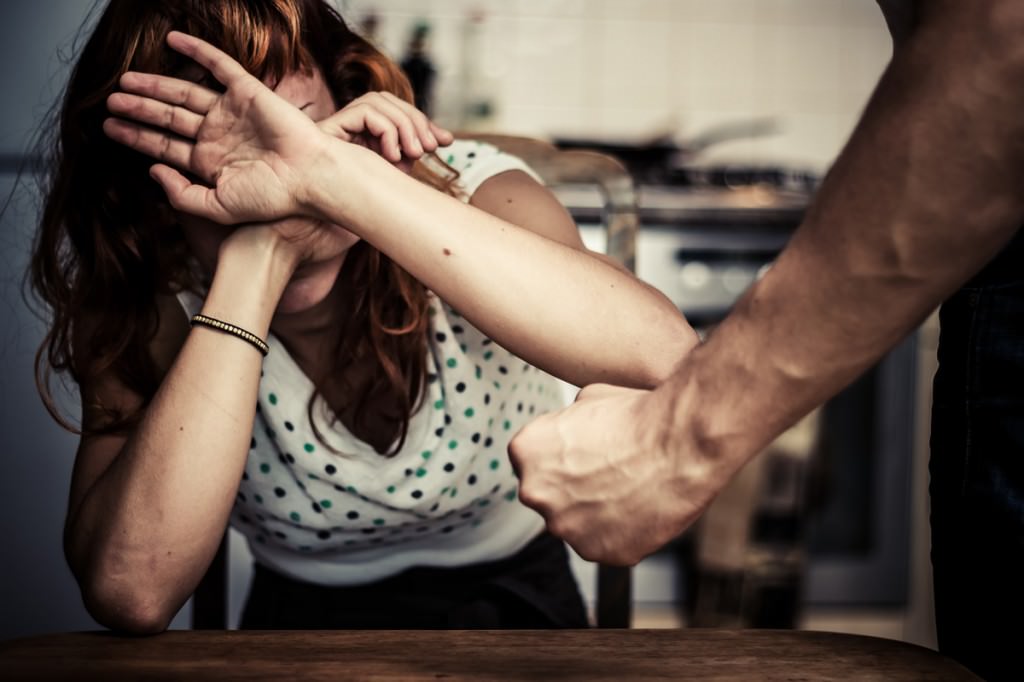 Ancora un femminicidio in Italia, 33enne uccide la compagna e si presenta in Questura con le mani sporche di sangue