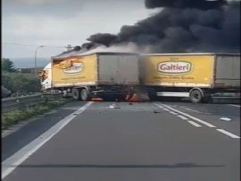 Catania-Ragusa: auto contro tir, un morto carbonizzato
