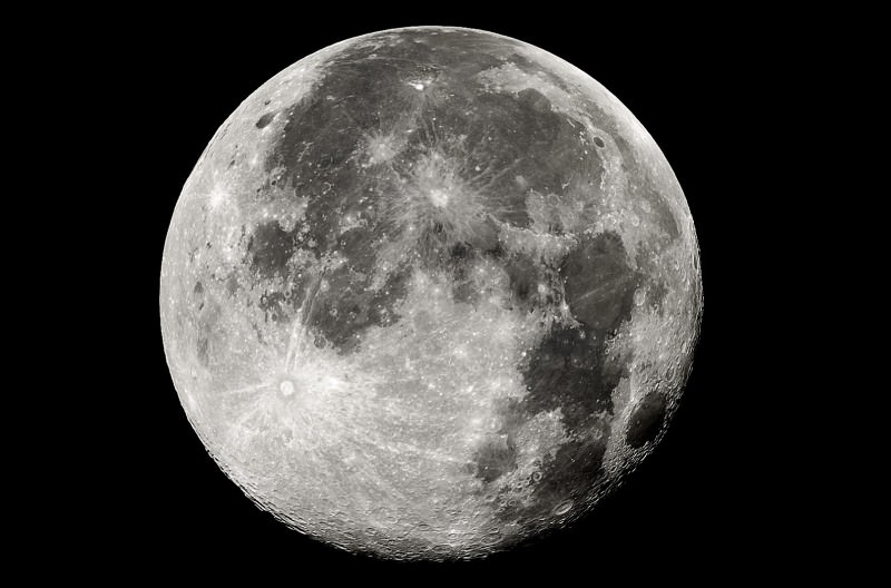 Tutti con gli occhi rivolti al cielo, stasera la prima eclissi lunare del 2020