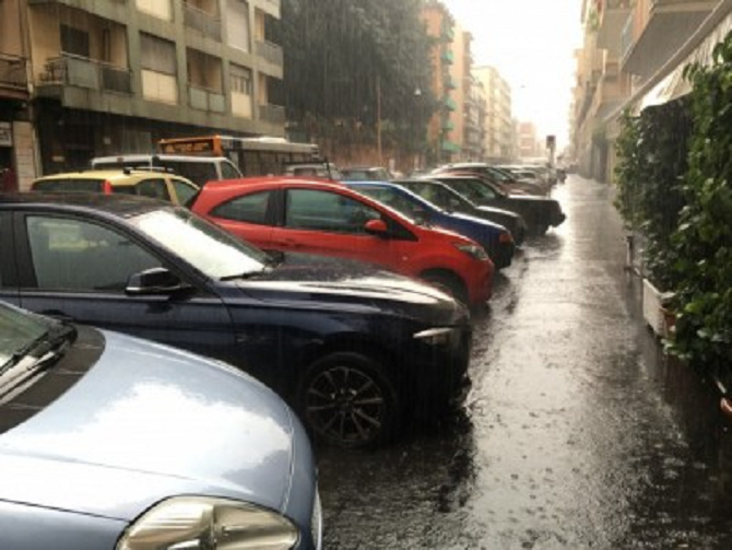 Catania, bomba d’acqua improvvisa con pioggia e grandine: il maltempo persisterà per altre 48 ore Catania, bomba d’acqua improvvisa con pioggia e grandine: il maltempo persisterà per altre 48 ore