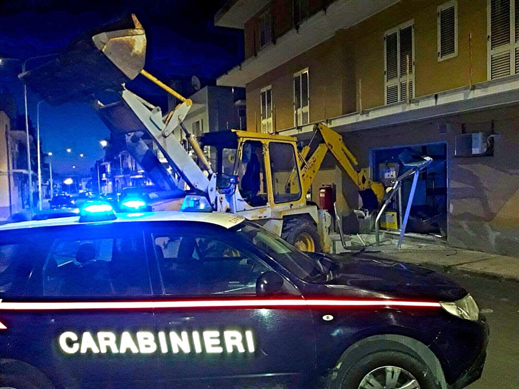 Tentano di rubare un Postamat con un escavatore, arrestate tre persone
