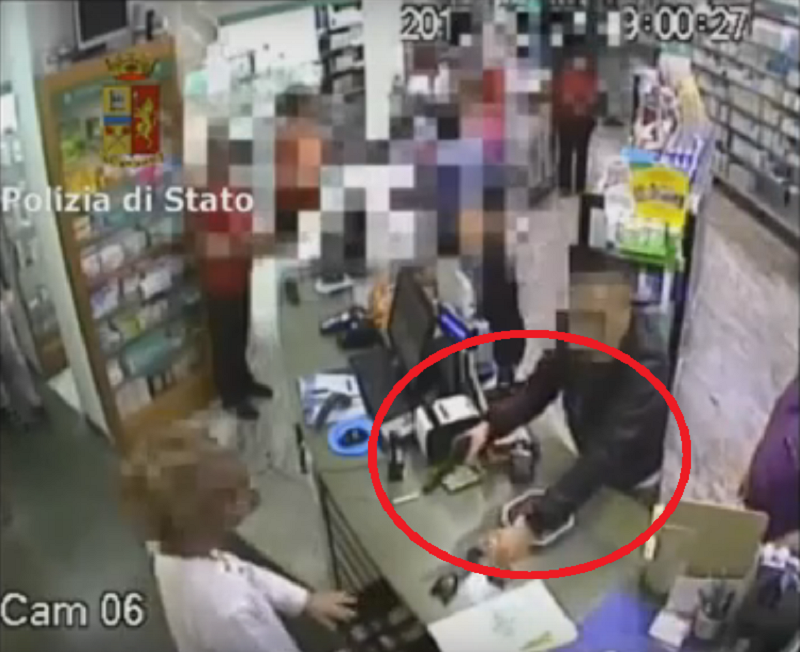 Rapinatore minorenne dal “notevole” curriculum criminale, era l’incubo dei commercianti. IL VIDEO Rapinatore minorenne dal “notevole” curriculum criminale, era l’incubo dei commercianti. IL VIDEO