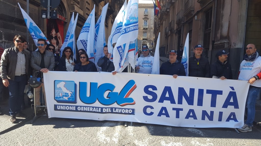 Sit-in dei lavoratori del Centro catanese di medicina, “fermate i licenziamenti”