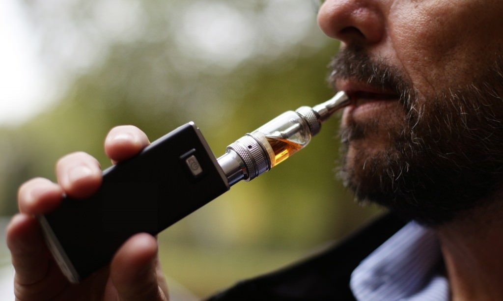 Sigarette elettroniche “nocive per denti e gengive”. I dati allarmano gli “svapatori”