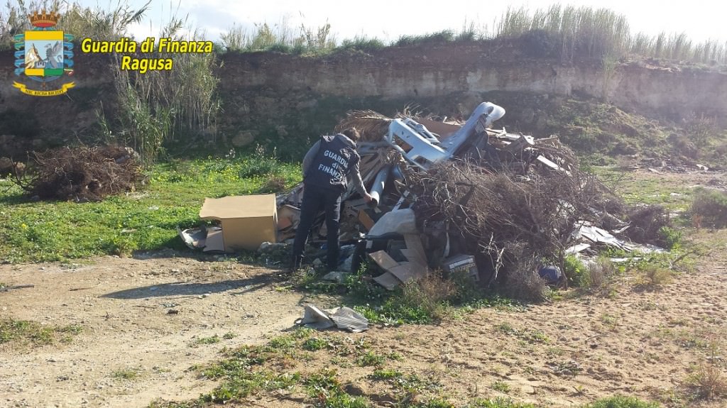 Plastica, vasche di eternit e pneumatici accanto al cimitero di Vittoria: sequestrata discarica abusiva