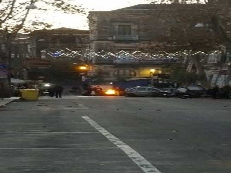 Via Dusmet in balia di bancarelle e falò abusivi Via Dusmet in balia di bancarelle e falò abusivi