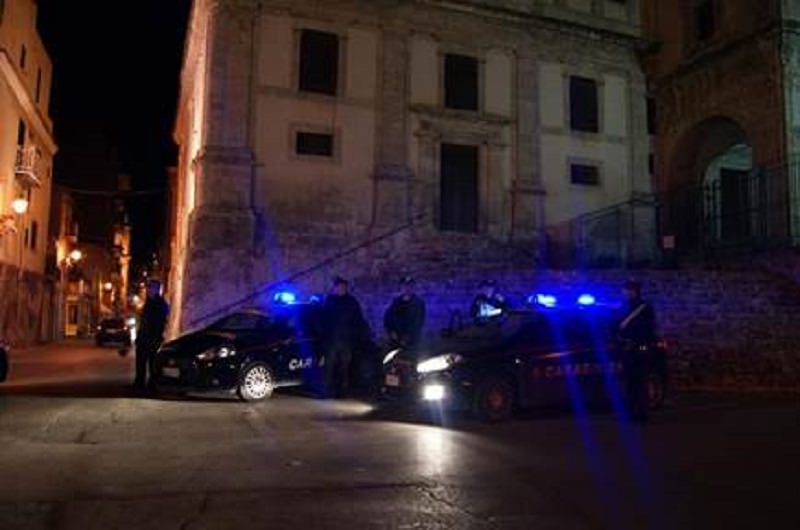 Va dai carabinieri e li aggredisce con calci e pugni: arrestata 35enne