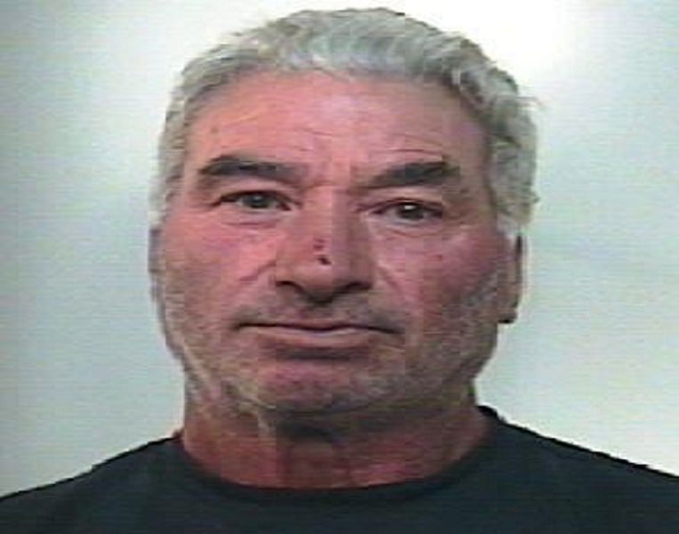 Prima lo sperona, poi lo picchia col bastone per il gregge: fallisce tentato omicidio Prima lo sperona, poi lo picchia col bastone per il gregge: fallisce tentato omicidio