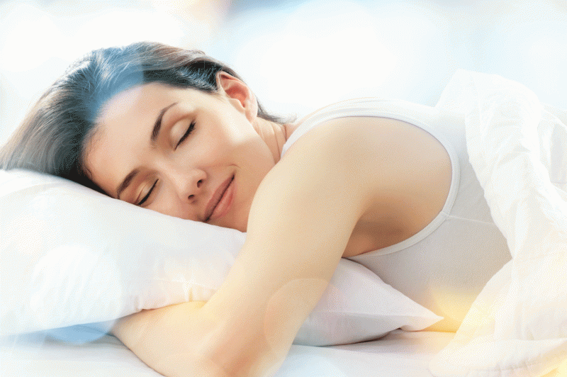 Uno studio conferma, dormire il pomeriggio fa bene: aiuta ad abbassare la pressione