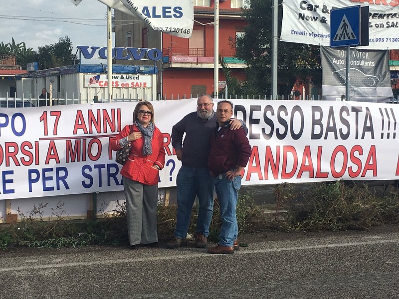 Carmelo Cocuzza protesta a Sigonella per far valere i suoi diritti