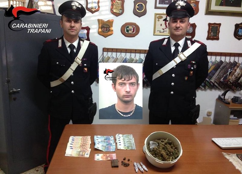 Cerca di proteggere il figlio spacciatore ma i carabinieri trovano in casa droga e denaro