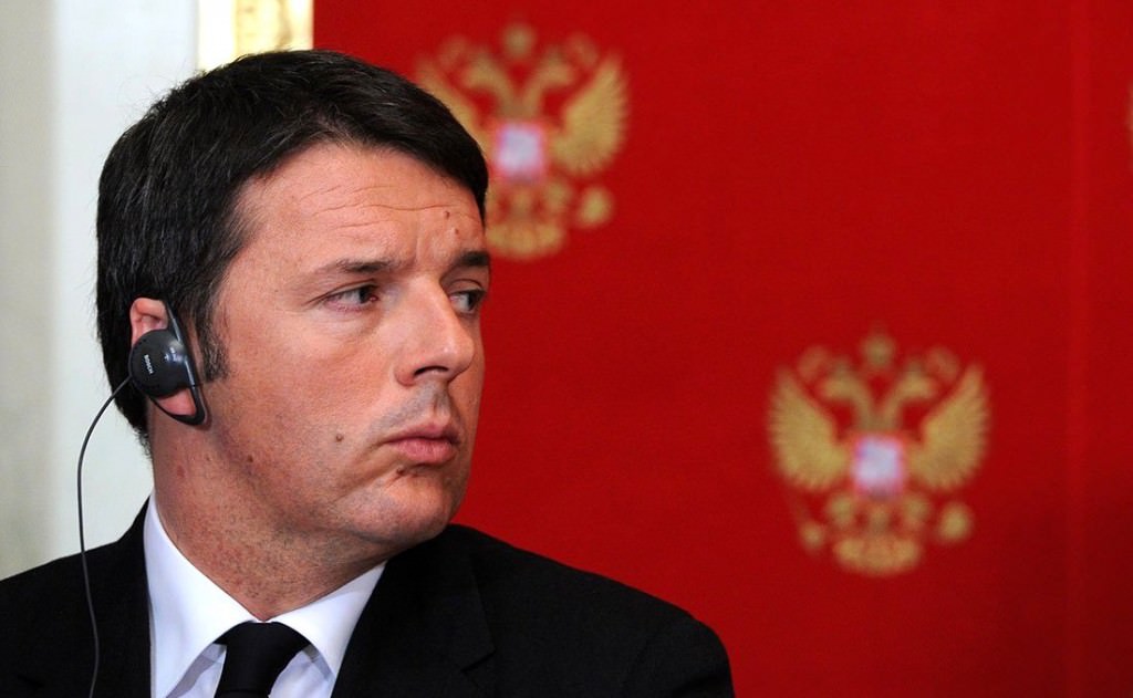 Renzi a Palermo per chiudere la campagna sul referendum: scontri e tensione
