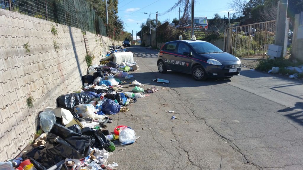 In motoape trasporta e scarica illegalmente rifiuti in strada, poi gli dà fuoco: denunciato