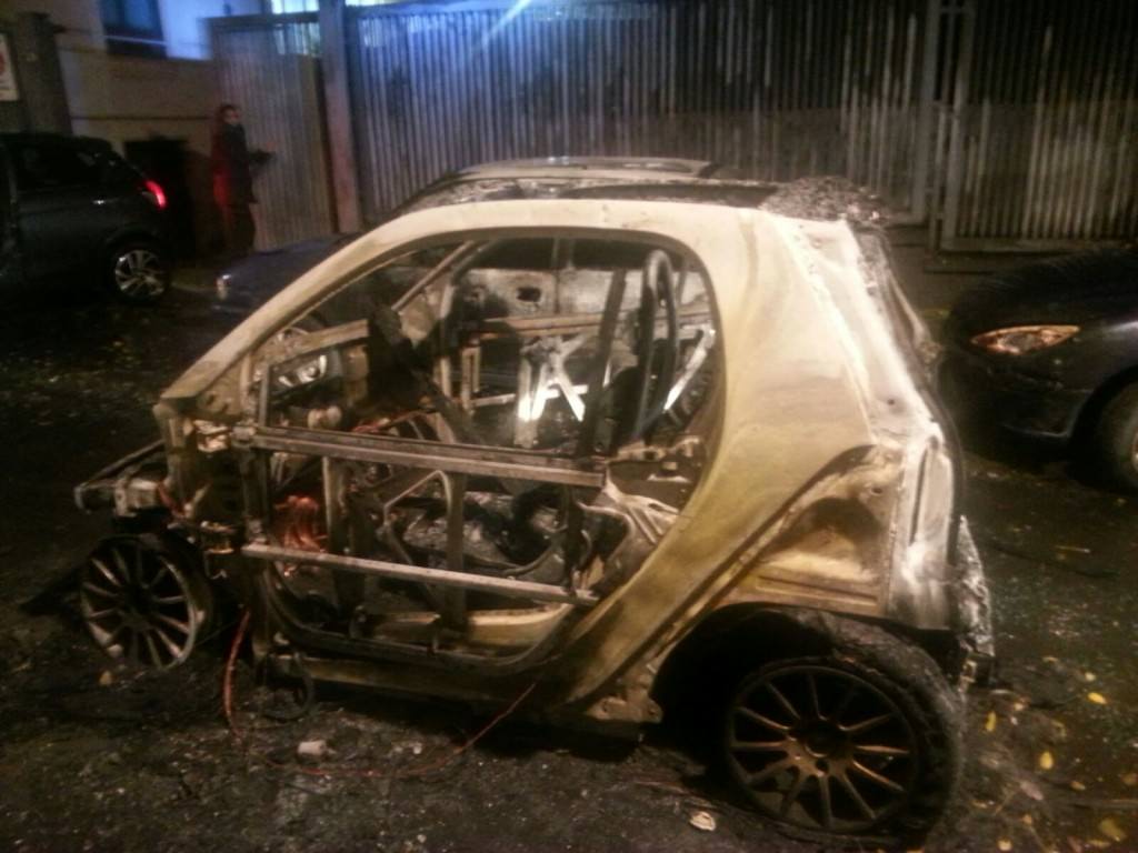 Smart prende fuoco in via Ipogeo coinvolgendo altre due auto: nessun ferito