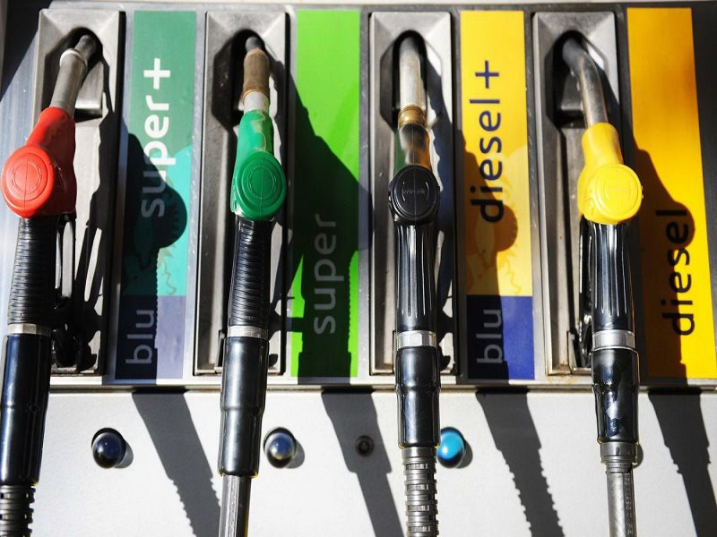 A Natale “schizza” il prezzo del carburante: previsti aumenti per le festività
