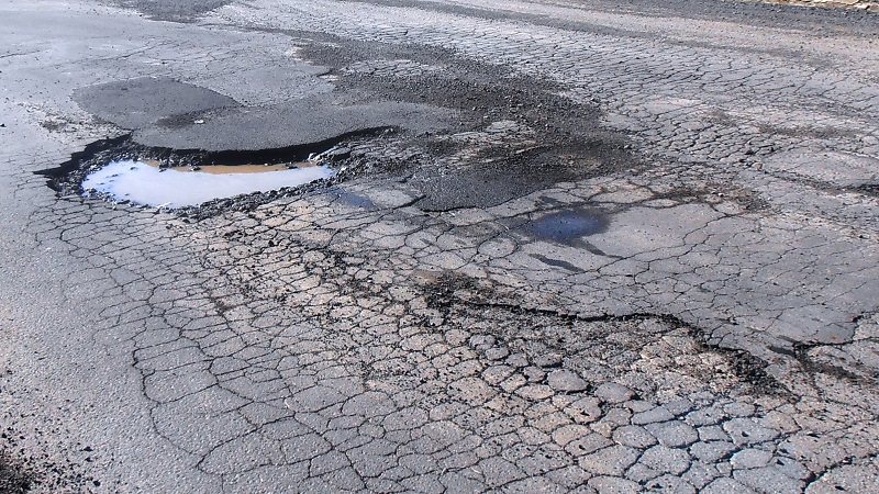 Parisi: “Buche e bancarelle creano gravi problemi al traffico” Parisi: “Buche e bancarelle creano gravi problemi al traffico”