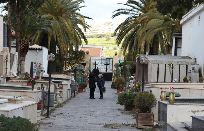 Profanata tomba al cimitero di Bonamorone: i familiari si chiedono dove sia finito il corpo Profanata tomba al cimitero di Bonamorone: i familiari si chiedono dove sia finito il corpo