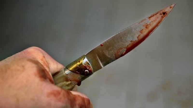 Uccide il marito a coltellate davanti al figlio di 15 anni