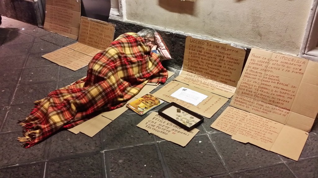 Antonio e il dramma della disoccupazione. Infermiere siciliano dorme fra i passanti della via Etnea di Catania