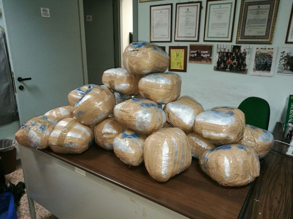 Trasportavano 30 chili di marijuana: arrestate 8 persone. IL VIDEO