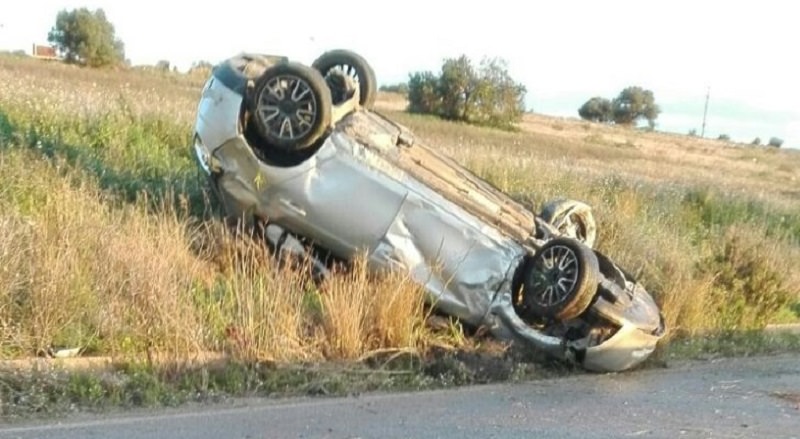 Auto si ribalta rovinosamente sulla strada tra Acate e Vittoria