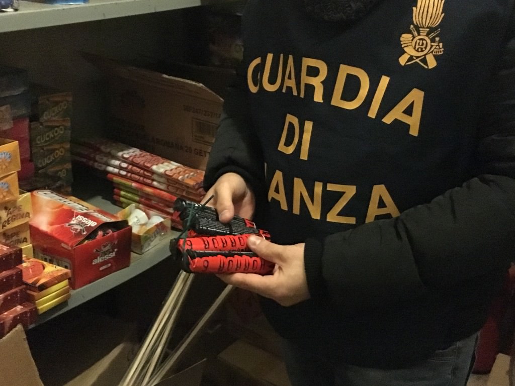 Pericolo al Villaggio S. Agata: nascondeva 270 chili di fuochi d’artificio in condominio. Una denuncia