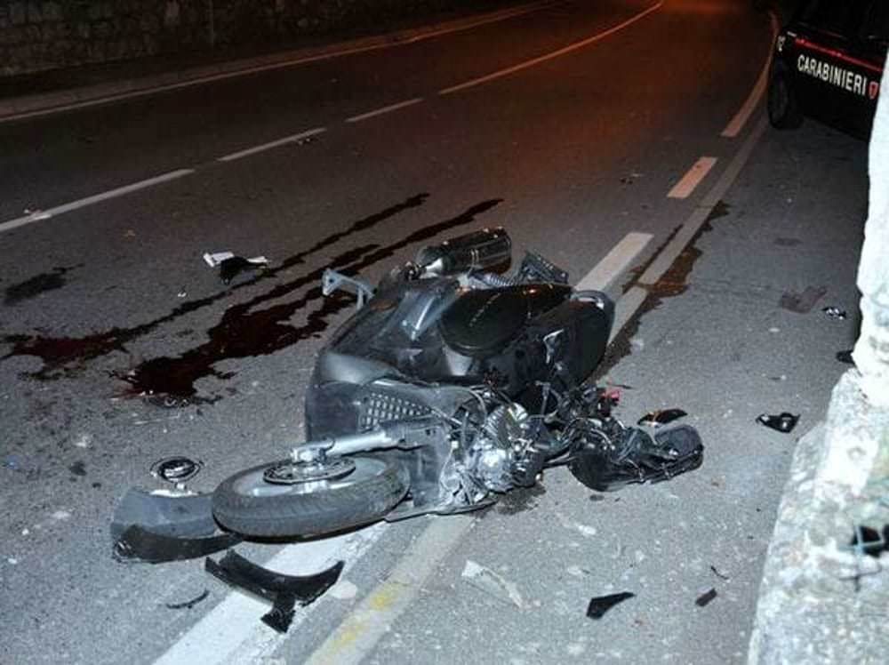 Terribile incidente in via Vittorio Emanuele: 31enne si schianta contro un albero, in prognosi riservata al Policlinico