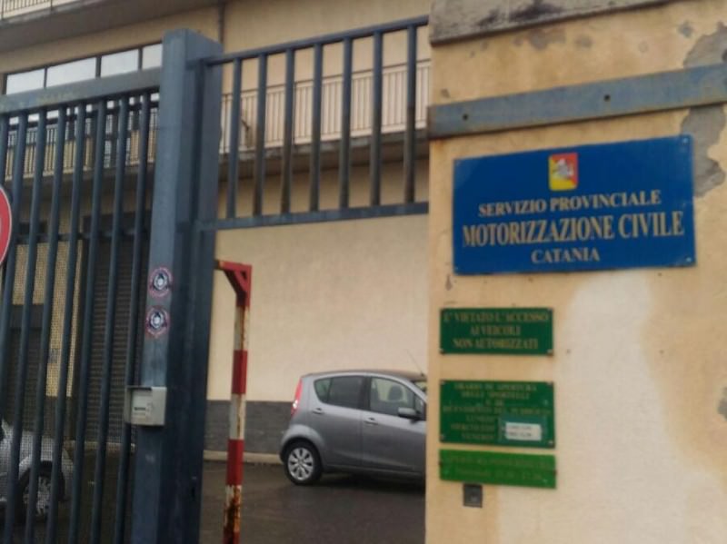 Bocciano ragazzo all’esame di guida, tecnici della Motorizzazione di Catania picchiati da padre e figlio