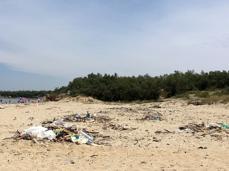 Ritrovamento choc in spiaggia a Messina: busta di plastica con armi e munizioni