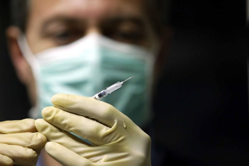 Coronavirus, inoculata prima dose del vaccino italiano a una donna. Vaia: “Si auspica produzione in primavera”