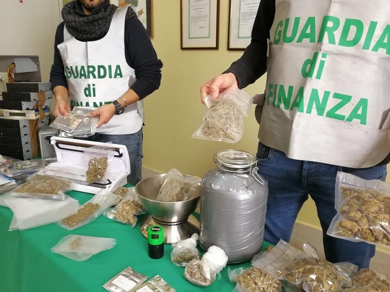 Oltre 1 kg di marijuana in auto e una centrale di masterizzazione in casa: arrestato catanese Oltre 1 kg di marijuana in auto e una centrale di masterizzazione in casa: arrestato catanese