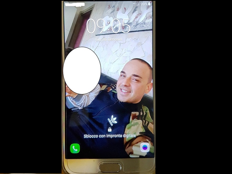 Si intrufola in un’auto per rubare la borsa ma gli cade il cellulare. Inchiodato da un “selfie” Si intrufola in un’auto per rubare la borsa ma gli cade il cellulare. Inchiodato da un “selfie”