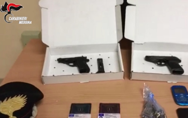 Latitante al porto pronto a fuggire con la compagna: armati e colpo in canna. VIDEO Latitante al porto pronto a fuggire con la compagna: armati e colpo in canna. VIDEO