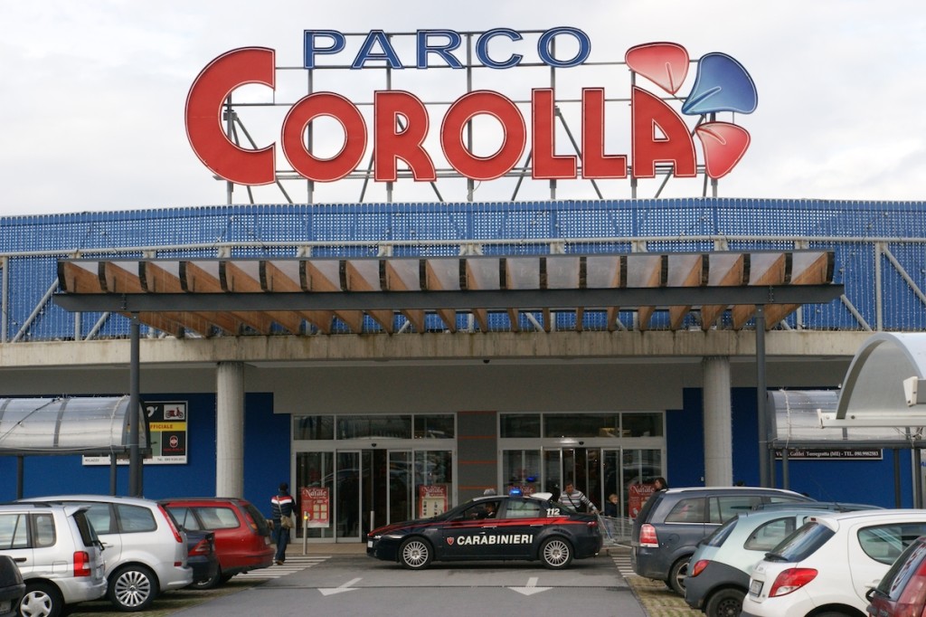 Rubavano all’interno dei negozi del “Parco Corolla”, arrestata coppia di rumeni