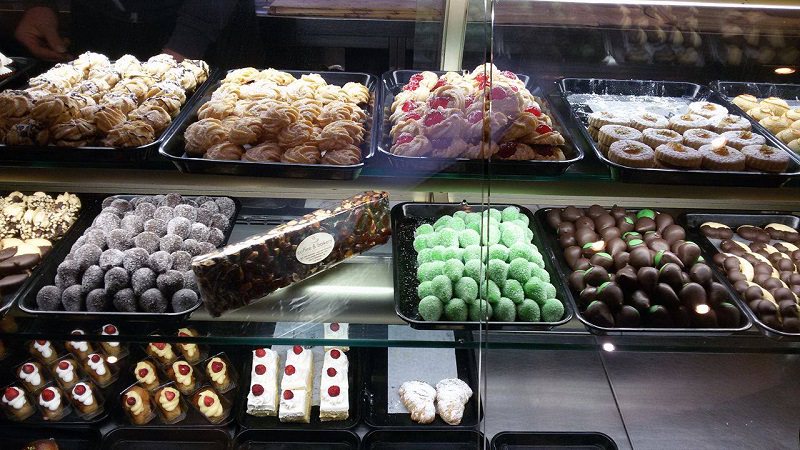 La festa nelle tavole dei catanesi: i dolci tipici e la loro lavorazione