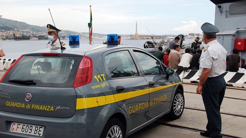 Soldi statali per immigrati, ma destinati a altro uso: scattano sei denunce all’Hot Spot di Pozzallo Soldi statali per immigrati, ma destinati a altro uso: scattano sei denunce all’Hot Spot di Pozzallo