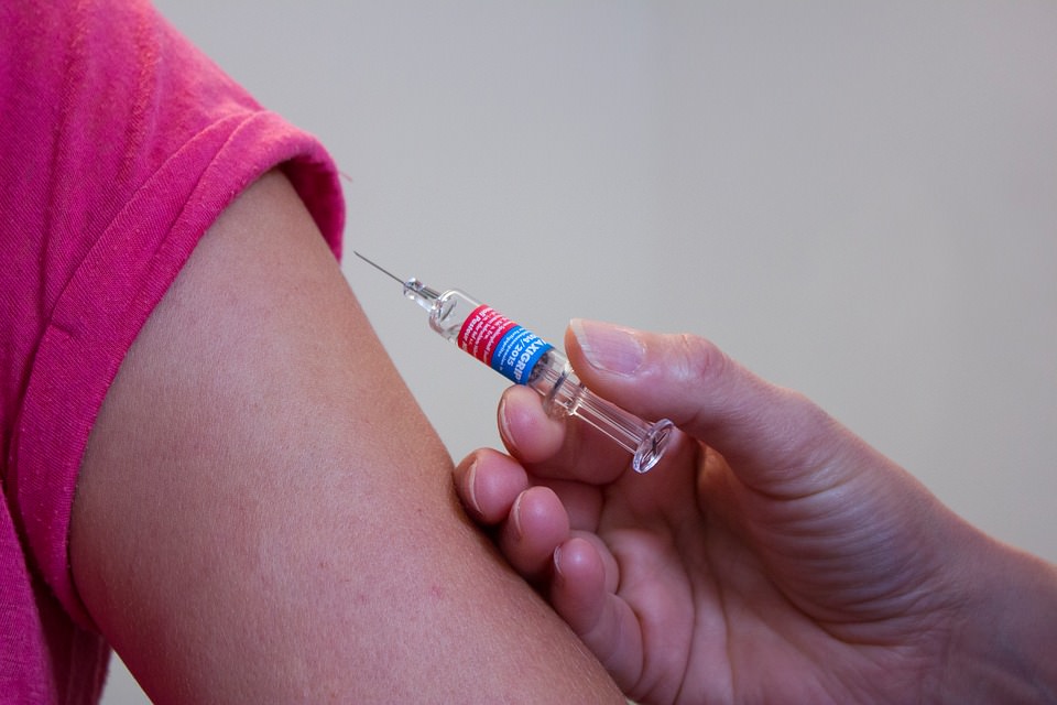 Emergenza in atto, Agenzia del Farmaco frena: “Niente vaccino prima del 2021”, novità per cura influenza