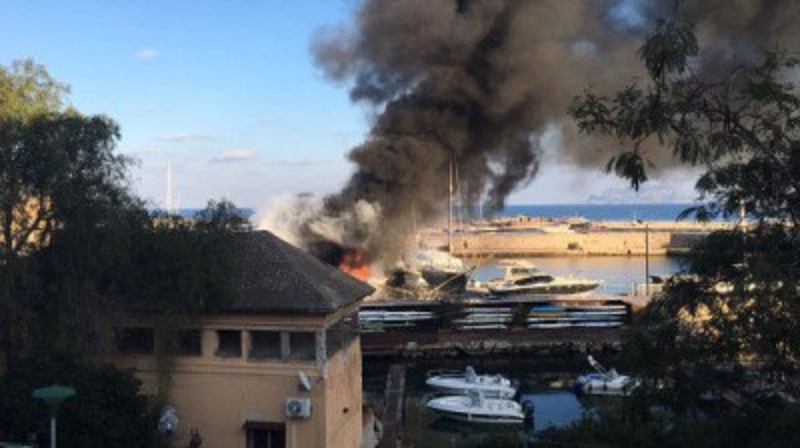 Palermo: incendio all’Arenella, due imbarcazioni in fiamme