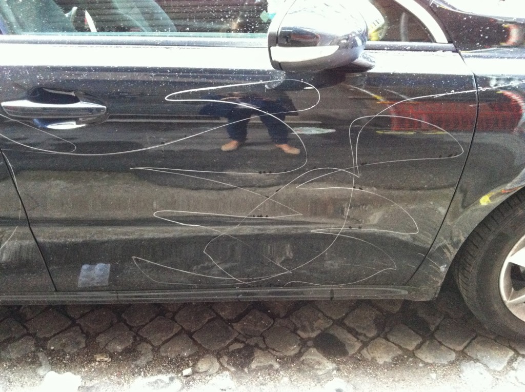 Parcheggia in un posto riservato ai disabili, al ritorno trova l’auto tutta rigata
