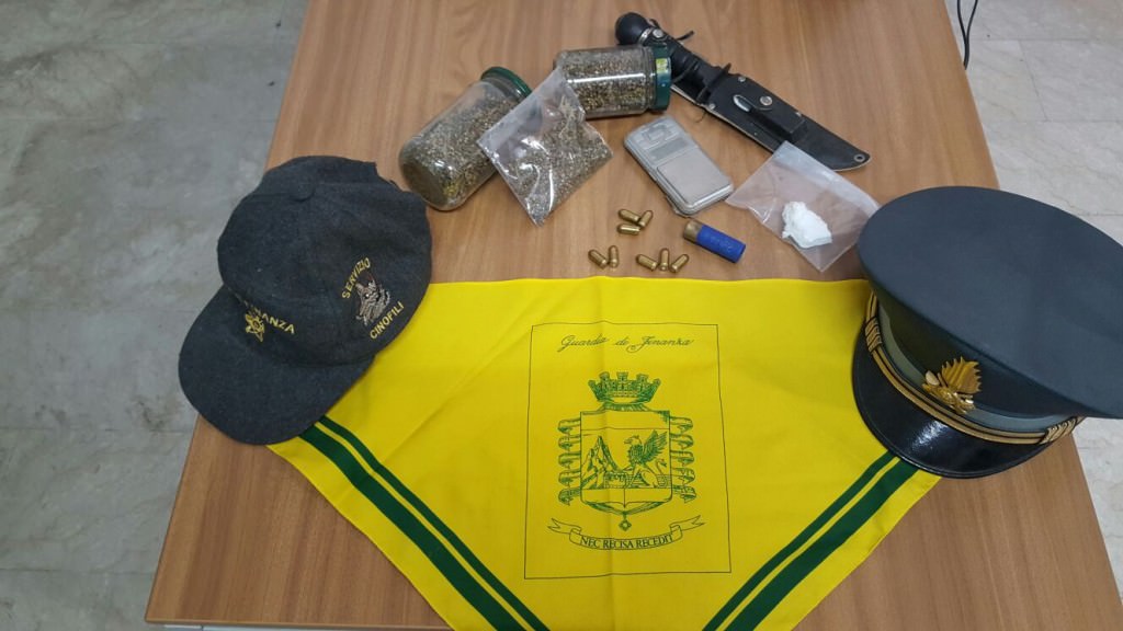 Trasforma casa sua in un centro di spaccio con elettricità abusiva e armi illegali: arrestato